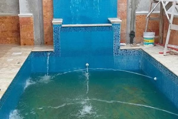 Alberca con cascada y acabado en mosaico