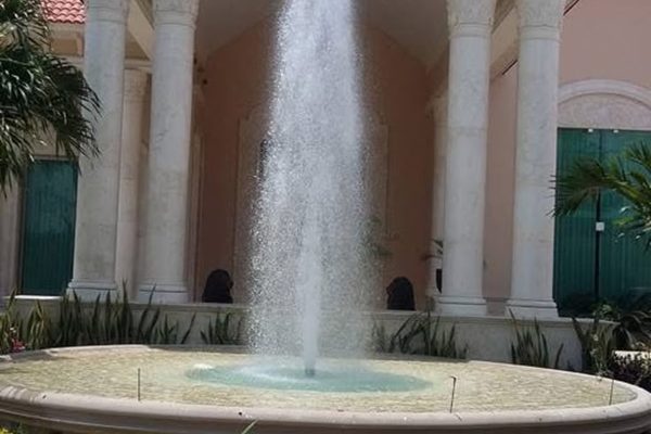 Fuente ornamental de cantera con agua en movimiento
