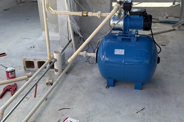 Equipo hidroneumático instalado junto a un tinaco